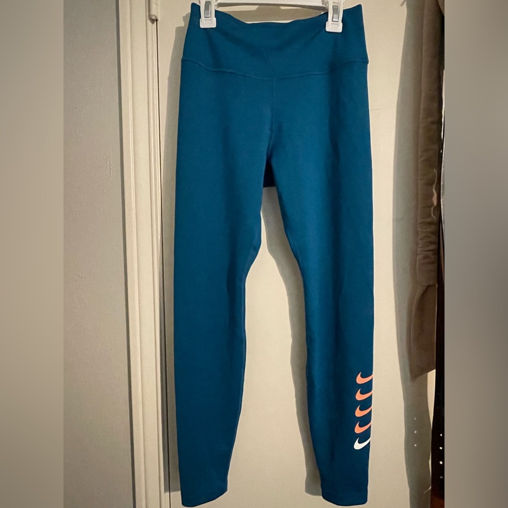 Women’s Nike leggings size small, teal colored. EUC